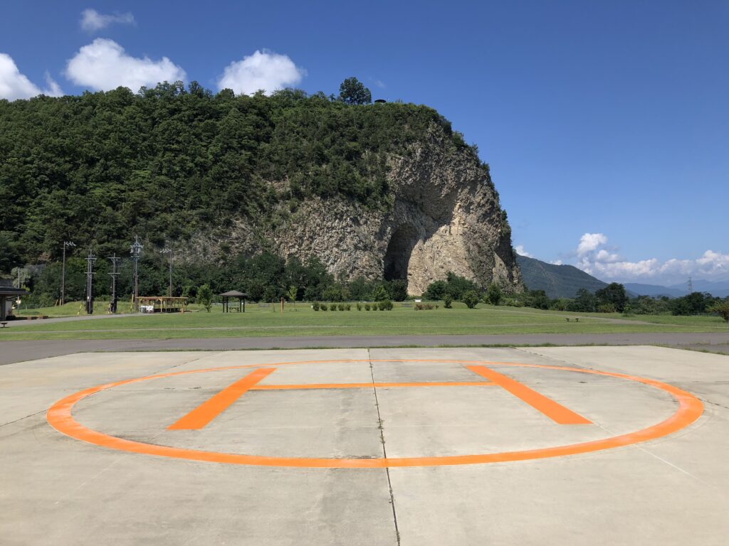 ヘリポートと岩鼻